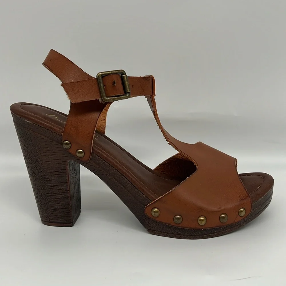 Sugar Quele Brown Vegan Leather Brass Studded Block Faux Wood Heeled Sandals 6.5